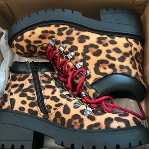 Womens Skechers boots size 8